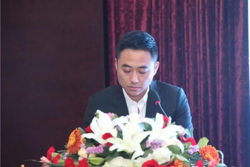 商會執行會長劉衛平宣讀鄭州市平江商會表彰決定.jpg 商會執行會長劉衛平宣讀鄭州市平江商會表彰決定.jpg