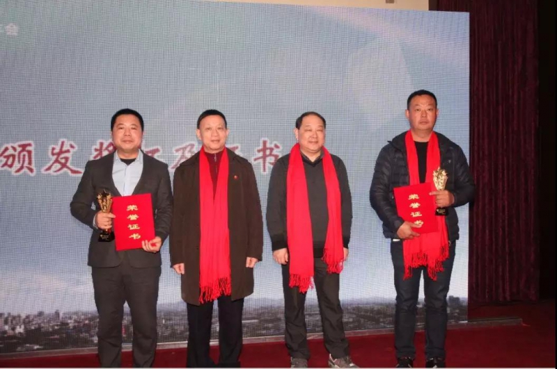 頒發2017年度優秀片區獎杯與榮譽證書.jpg 頒發2017年度優秀片區獎杯與榮譽證書.jpg